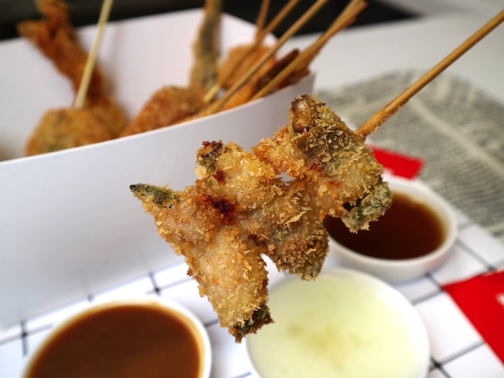 福吉串炸：台南東區平價大阪串炸店-現在不用飛到日本大阪就能吃到大阪必吃美食-串炸了！｜新鮮食材+三種沾醬，酥脆的新滋味.台南東區消夜推薦.銅板價美食.日本大阪必吃
