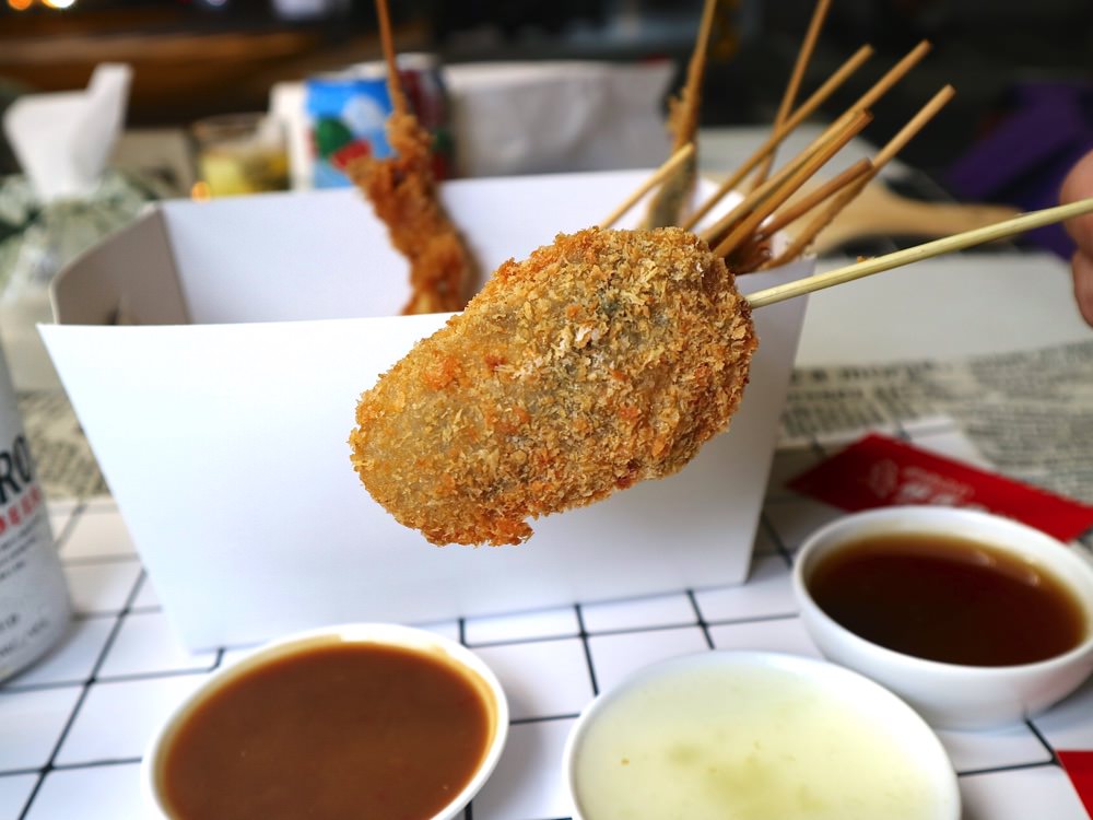 福吉串炸：台南東區平價大阪串炸店-現在不用飛到日本大阪就能吃到大阪必吃美食-串炸了！｜新鮮食材+三種沾醬，酥脆的新滋味.台南東區消夜推薦.銅板價美食.日本大阪必吃