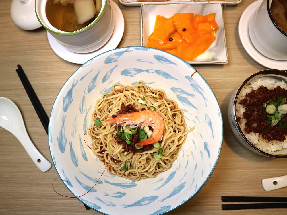 洪貴人肉燥麵：台南必吃擔仔麵.府城百年肉燥老店-洪芋頭.度小月傳人，創意文青麵店裡藏著飄香百年的老靈魂｜台南必吃美食小吃.宅配送禮/已歇業