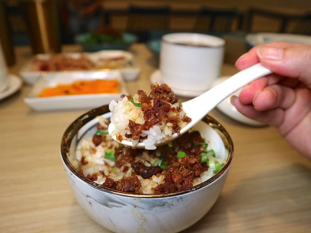 洪貴人肉燥麵：台南必吃擔仔麵.府城百年肉燥老店-洪芋頭.度小月傳人，創意文青麵店裡藏著飄香百年的老靈魂｜台南必吃美食小吃.宅配送禮/已歇業
