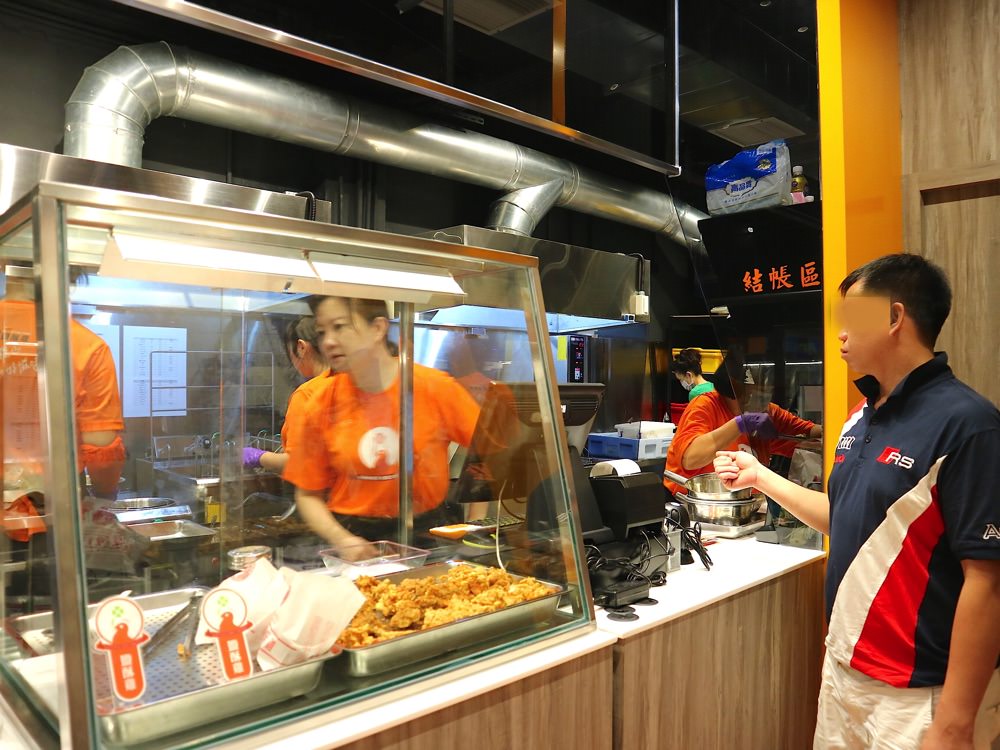 友愛鹹酥雞（中正旗艦店）：友愛鹹酥雞搬家啦！搬到台南必逛的中正商圈中正路上｜台南必吃鹹酥雞，全台第一家