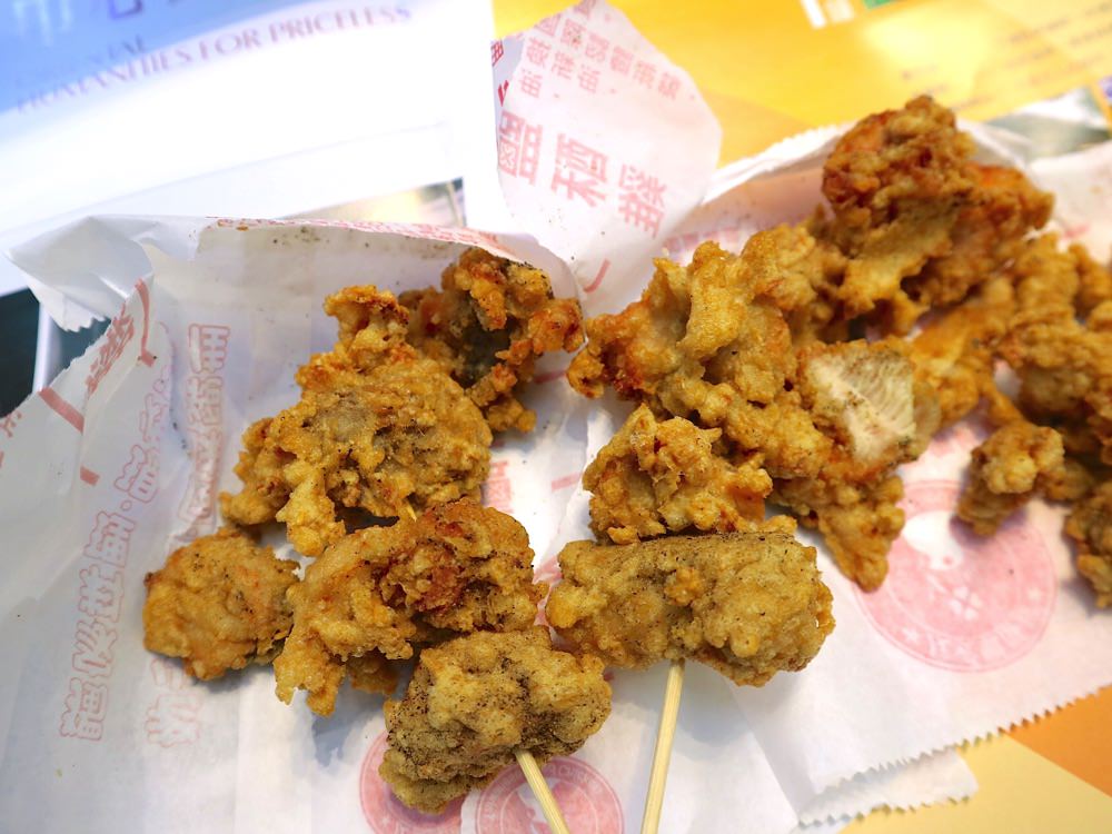 友愛鹹酥雞（中正旗艦店）：友愛鹹酥雞搬家啦！搬到台南必逛的中正商圈中正路上｜台南必吃鹹酥雞，全台第一家