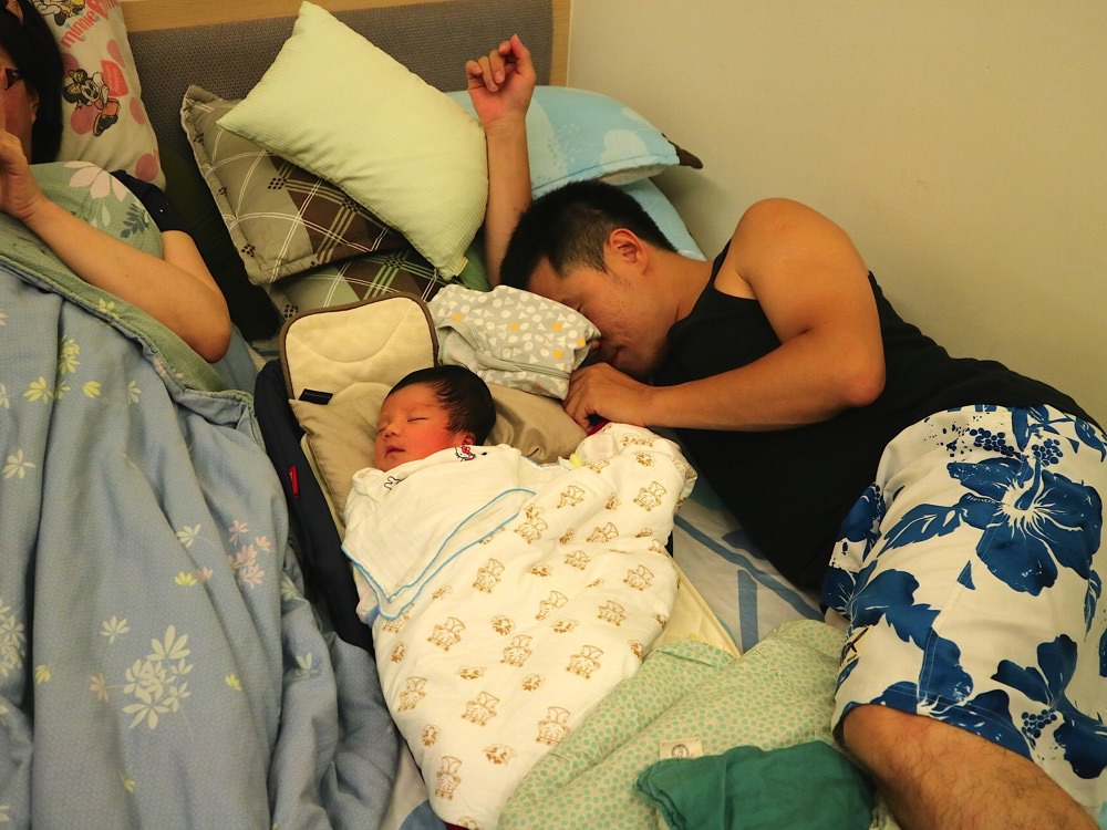 嬰幼用品開箱-Farska日本新型態嬰幼傢俱-床中床：一物多用.超高ＣＰ值嬰兒床<床中床>陪孩子一同成長｜創意設計多功能用途：床墊.保潔墊.尿布台.嬰兒座墊.餐椅合一｜便利輕巧好攜帶