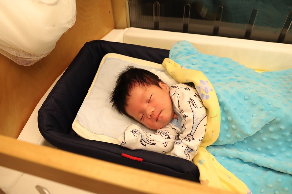嬰幼用品開箱-Farska日本新型態嬰幼傢俱-床中床：一物多用.超高ＣＰ值嬰兒床<床中床>陪孩子一同成長｜創意設計多功能用途：床墊.保潔墊.尿布台.嬰兒座墊.餐椅合一｜便利輕巧好攜帶