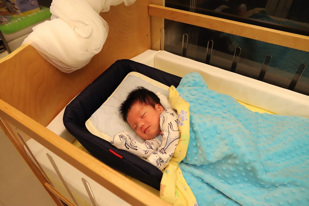 嬰幼兒用品開箱》睿兒國際 Bendi I Lu Clean 多功能嬰兒床，一床多用的嬰兒床，可變身為沙發椅和成長型書桌/超實用嬰兒床