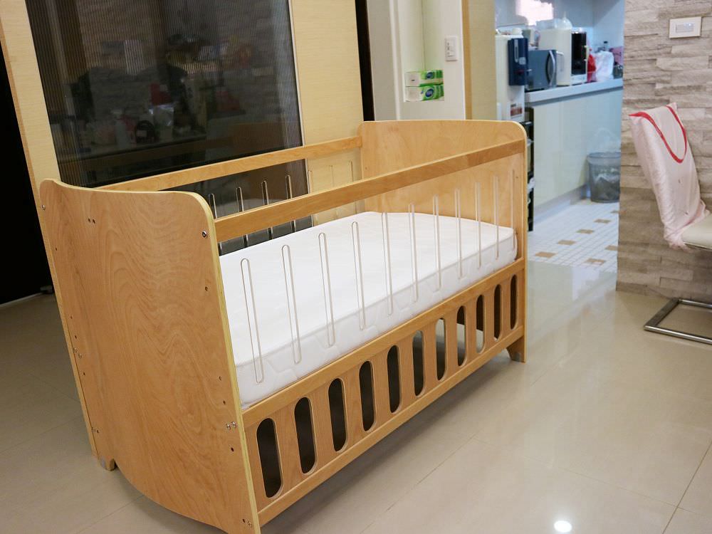 嬰幼兒用品開箱》睿兒國際 Bendi I Lu Clean 多功能嬰兒床，一床多用的嬰兒床，可變身為沙發椅和成長型書桌/超實用嬰兒床