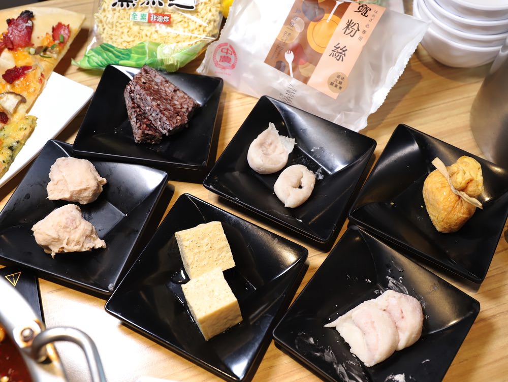 饗麻饗辣 台南永華旗艦店：台南CP值最高的火鍋自助吃到飽，一人只要不到500元就能盡情品嘗鴛鴦鍋麻辣鍋吃到飽/台南火鍋吃到飽｜嚴選安心食材現切肉品.七股無毒活跳蝦.東石大蛤蠣.安格斯牛肉任你吃｜近台南市政府.安平家樂福.永華路餐廳｜不定期推出新菜色＆打卡優惠