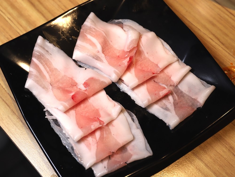 饗麻饗辣 台南永華旗艦店：台南CP值最高的火鍋自助吃到飽，一人只要不到500元就能盡情品嘗鴛鴦鍋麻辣鍋吃到飽/台南火鍋吃到飽｜嚴選安心食材現切肉品.七股無毒活跳蝦.東石大蛤蠣.安格斯牛肉任你吃｜近台南市政府.安平家樂福.永華路餐廳｜不定期推出新菜色＆打卡優惠