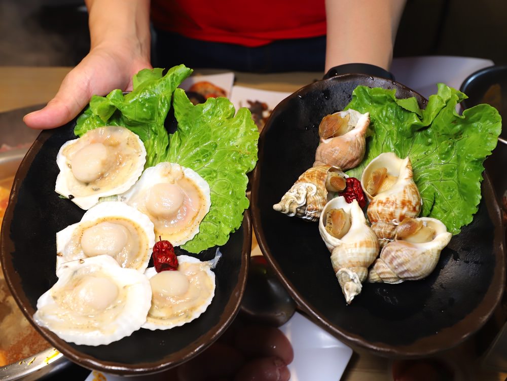 饗麻饗辣 台南永華旗艦店：台南CP值最高的火鍋自助吃到飽，一人只要不到500元就能盡情品嘗鴛鴦鍋麻辣鍋吃到飽/台南火鍋吃到飽｜嚴選安心食材現切肉品.七股無毒活跳蝦.東石大蛤蠣.安格斯牛肉任你吃｜近台南市政府.安平家樂福.永華路餐廳｜不定期推出新菜色＆打卡優惠