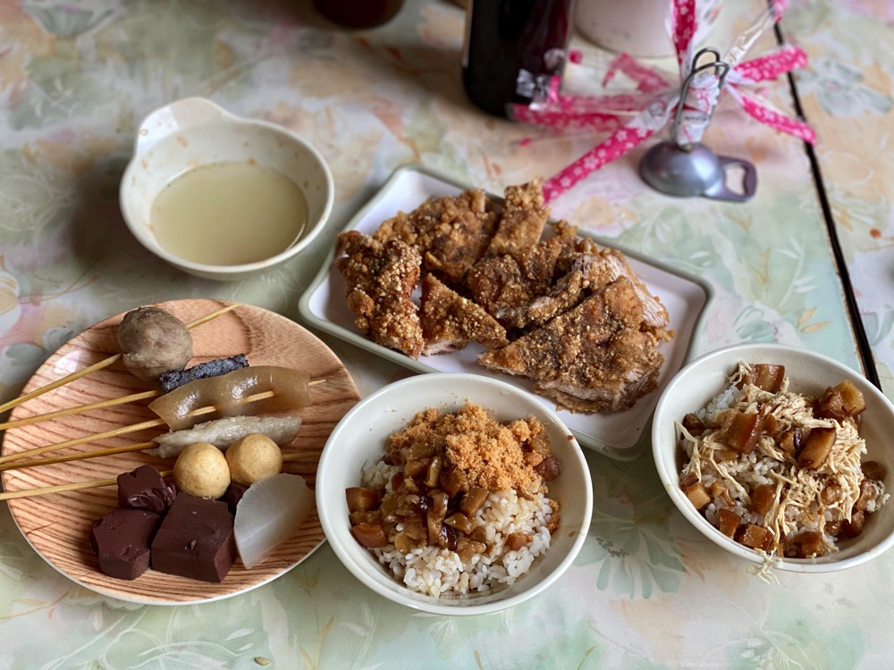 協進國小後門兩元黑輪店：隱藏在台南巷弄內的低調銅板美食！台南在地人“暗抗”的黑輪店｜正港的銅板美食小吃就在這！50元就能吃很飽！｜台南大新街黑輪.台南人台式下午茶.銅板小吃美食