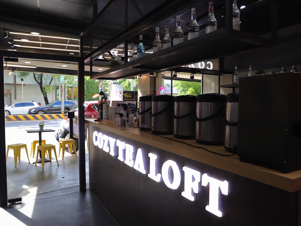 御私藏Cozy Tea Loft長榮店：嶄新三代店浪漫推出新系列飲品-濃郁奶蓋超滿足.吉普賽奶蓋系列買二送一.到9/12.ㄧ起享受浪漫的幸福飲品｜近台南成功大學