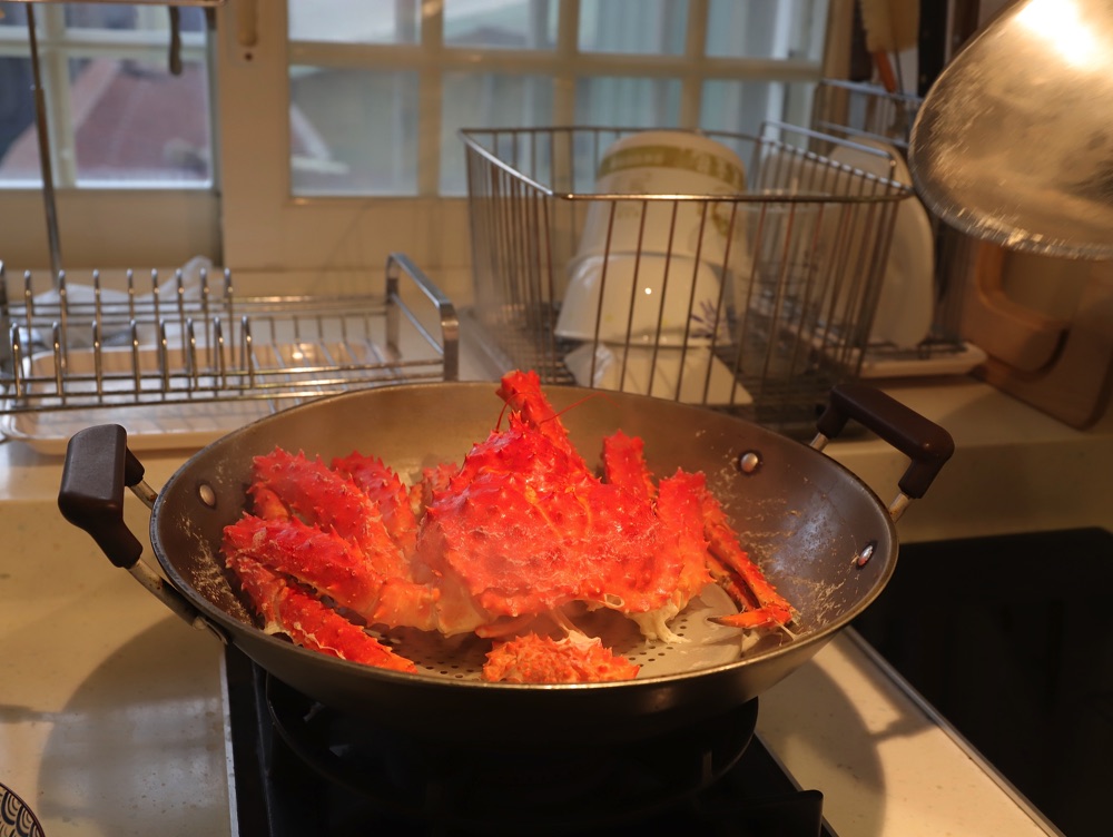 KKday X 老饕偽出國體驗｜海外生鮮商品開箱/食譜：不用飛日本，在家就能輕鬆吃到日本生食級干貝.整隻帝王蟹，蒸煮烤通通行