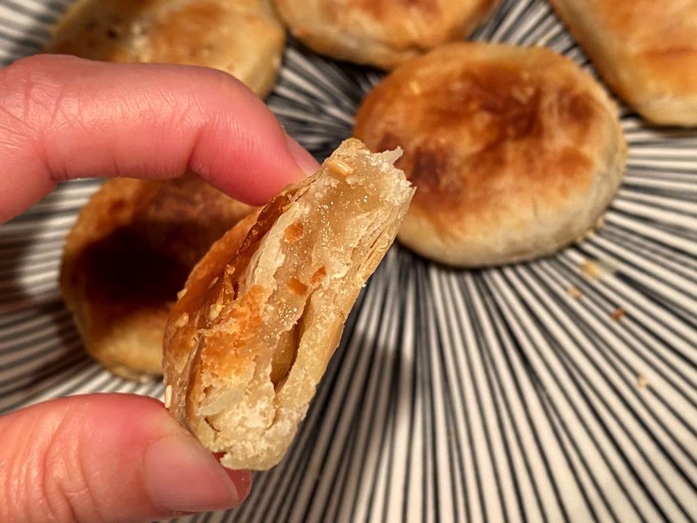新營燒餅：在地人的老字號早餐-七塊錢的迷你小燒餅！甜鹹都有｜網紅joeman推薦必吃