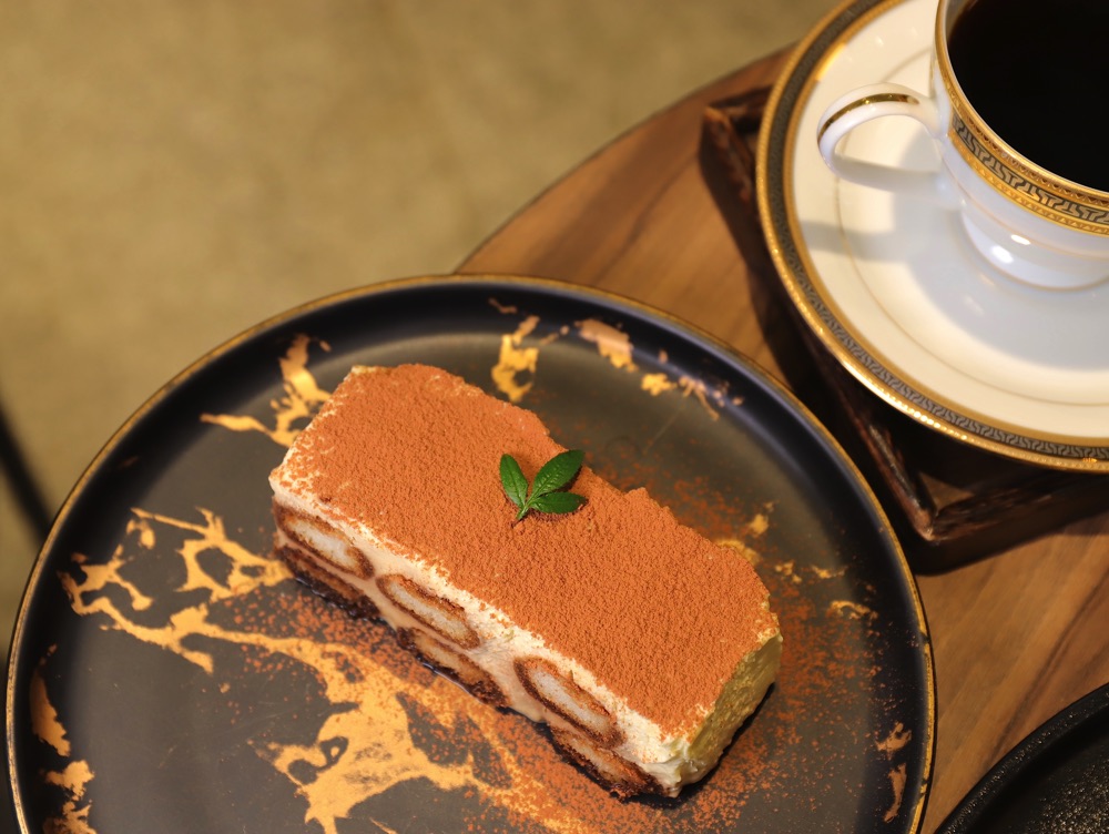 溫故知新咖啡館Revival Coffee Roasters：在台南百年古蹟內享受美味的午茶食光｜隱身於名模林志玲舉辦婚禮的台南美術館一館內網美打卡咖啡廳