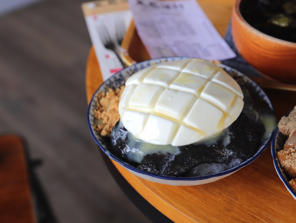 豆腐洋行：隱身台南巷弄內的古早味甜品店，大推雙色麻吉冰～好拍又好吃/搭布丁.杏仁豆腐都很可以！