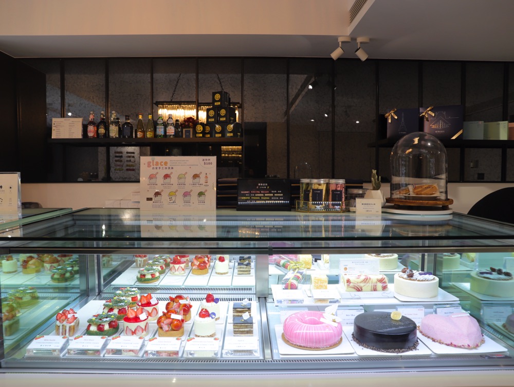 O'paris Pâtisserie 歐巴黎法式甜點：台南必吃。隱密法式藍帶甜點！成功大學宿舍社區內的藍帶主廚甜點，每日甜點不定期更換，聖誕節限定草莓系列甜點新上市｜台南甜點午茶店推薦