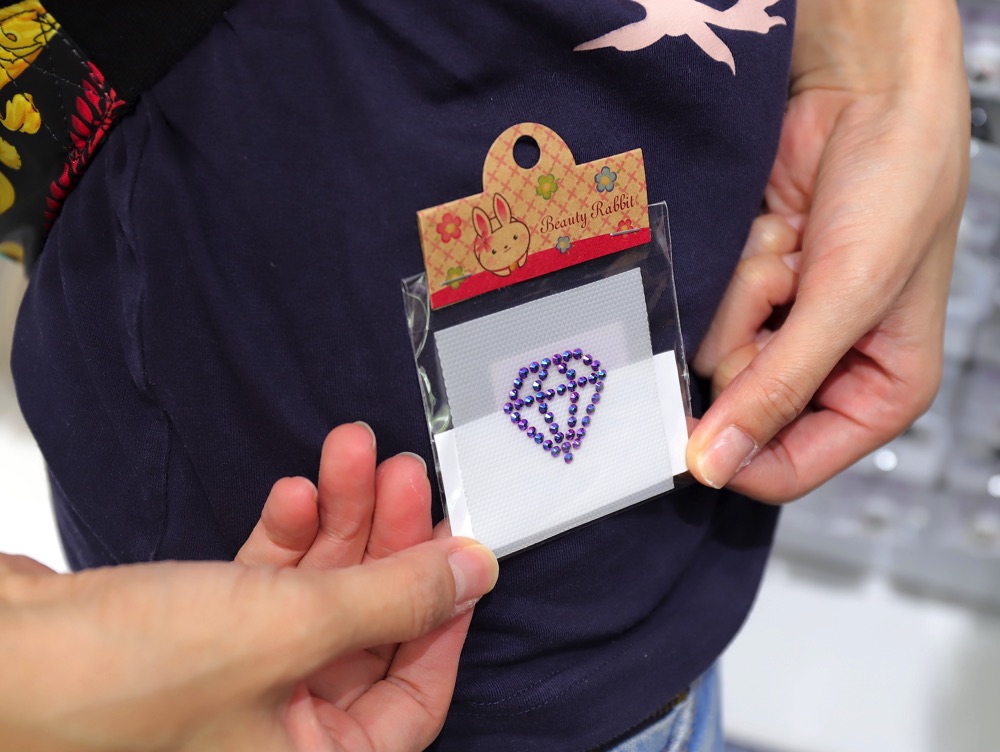 苡菈 illazoo Crystal & Accessory：全台最大間的施華洛世奇Swarovski水晶素材專賣店/施華洛世奇創意手作品牌授權商/台南國華街超好逛手工藝.手作.伴手禮物店/台南中西區景點.手作材料行.客製化禮物
