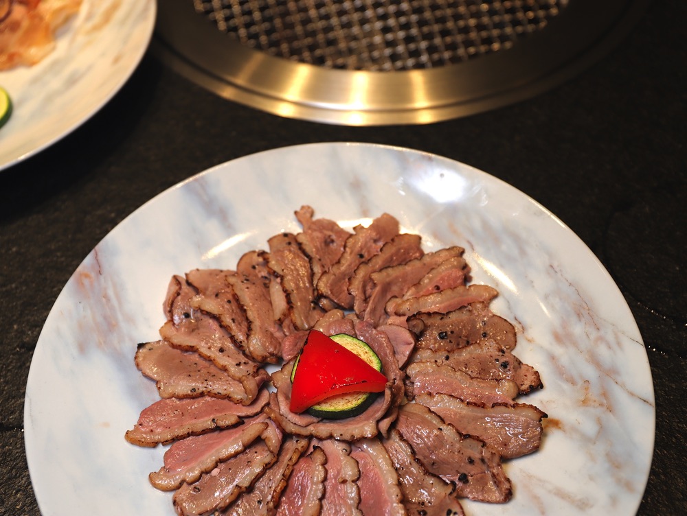 青青燒肉：台南最強精緻燒肉店來啦!嚴選日本A5和牛.M9澳洲黑毛和牛.安格斯牛.伊比利黑豚.神農豚，帶你吃遍國內外優質肉品/熟食餐點也是隱藏版厲害|台南東區燒肉聚餐餐廳推薦