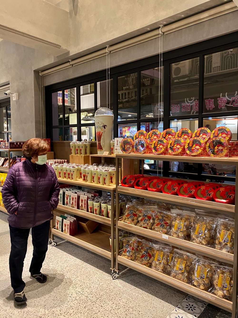 黑橋牌中正店歡慶新開幕！變身日治時期府城四大戲院-戎館，一樓邀請台南知名網路打卡甜品店進駐，給大家全新視味覺感受～