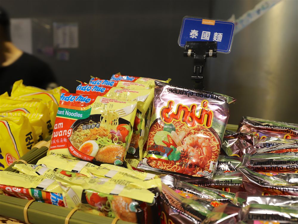 饗麻饗辣台南國賓旗艦店：東區旗艦店新開幕! 冬季限定-草莓系列菜色/雞佛上菜啦/本店限定-比利時蜂雪頌冰淇淋/全台排名前三名的必吃麻辣鴛鴦火鍋自助吃到飽/嚴選安心食材現切肉品.香草豬.安格斯牛.七股無毒活跳蝦.東石大蛤蠣任你吃