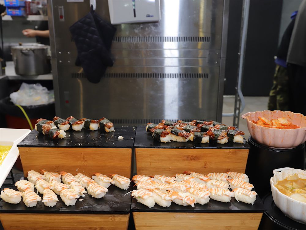 饗麻饗辣台南國賓旗艦店：東區旗艦店新開幕! 冬季限定-草莓系列菜色/雞佛上菜啦/本店限定-比利時蜂雪頌冰淇淋/全台排名前三名的必吃麻辣鴛鴦火鍋自助吃到飽/嚴選安心食材現切肉品.香草豬.安格斯牛.七股無毒活跳蝦.東石大蛤蠣任你吃