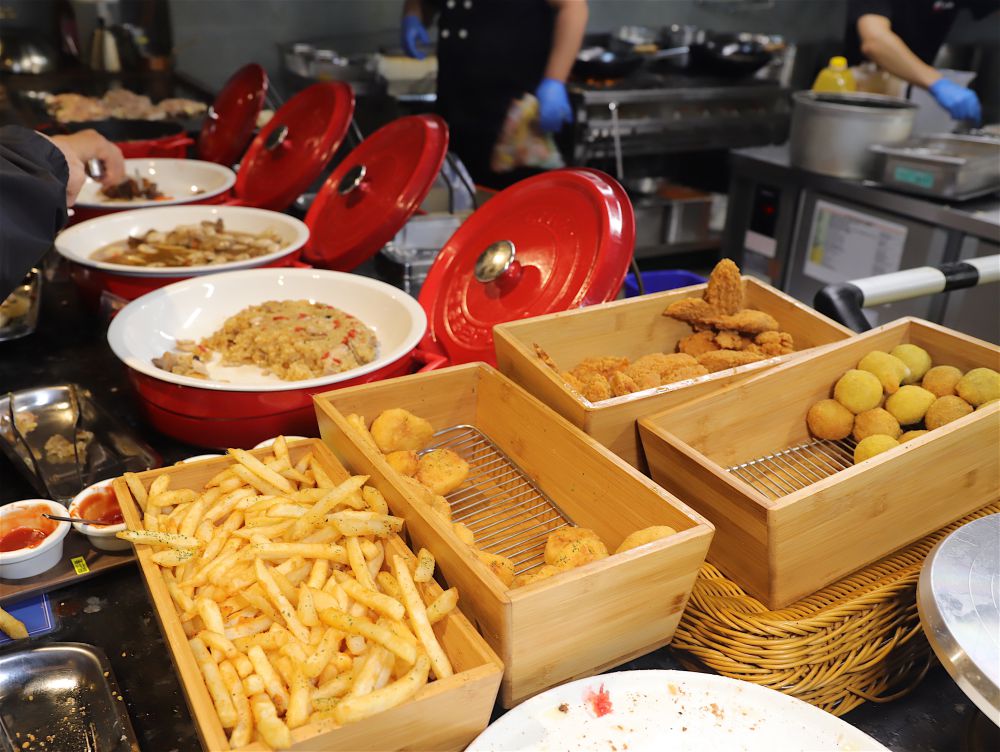 饗麻饗辣台南國賓旗艦店：東區旗艦店新開幕! 冬季限定-草莓系列菜色/雞佛上菜啦/本店限定-比利時蜂雪頌冰淇淋/全台排名前三名的必吃麻辣鴛鴦火鍋自助吃到飽/嚴選安心食材現切肉品.香草豬.安格斯牛.七股無毒活跳蝦.東石大蛤蠣任你吃
