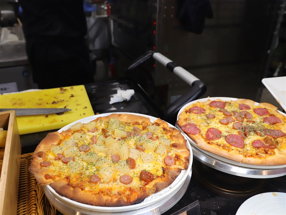 饗麻饗辣台南國賓旗艦店：東區旗艦店新開幕! 冬季限定-草莓系列菜色/雞佛上菜啦/本店限定-比利時蜂雪頌冰淇淋/全台排名前三名的必吃麻辣鴛鴦火鍋自助吃到飽/嚴選安心食材現切肉品.香草豬.安格斯牛.七股無毒活跳蝦.東石大蛤蠣任你吃