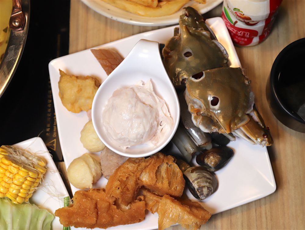 饗麻饗辣台南國賓旗艦店：東區旗艦店新開幕! 冬季限定-草莓系列菜色/雞佛上菜啦/本店限定-比利時蜂雪頌冰淇淋/全台排名前三名的必吃麻辣鴛鴦火鍋自助吃到飽/嚴選安心食材現切肉品.香草豬.安格斯牛.七股無毒活跳蝦.東石大蛤蠣任你吃