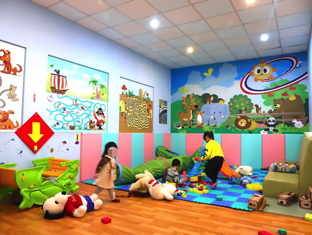 努逗風味館新營店：店家新改裝!兒童遊戲室更明亮舒適，爸爸媽媽帶孩子聚餐的好選擇/台南新營區美味平價親子餐廳，義大利麵.燉飯.火鍋通通有/消費打卡甜點升級｜新營聚餐親子餐廳推薦/熊貓外送