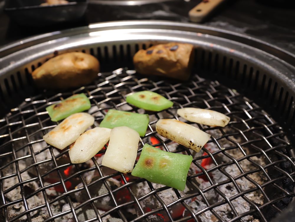 野村燒肉－康樂店：台南高品質燒肉火鍋吃到飽，火烤兩吃超划算/三種套餐價位任你選-超值.豪華.頂級餐，和牛吃到飽超狂/prime頂級霜降牛肉.🇺🇸美國自然極黑豬.宜蘭櫻桃鴨胸.日本生食級干貝.阿根廷天使紅蝦通通任你吃｜台南吃到飽推薦