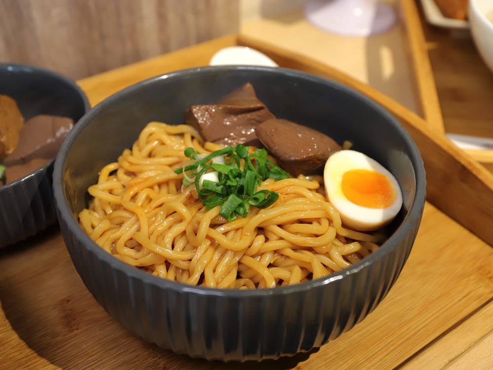 放下麵子麻辣麵舖：台南文青牛肉麵店/放下面子，一個人獨享也很可以的麻辣牛肉麵/不吃牛，也能吃豬肉/不吃辣，可選清燉湯｜台南必吃必喝牛肉湯