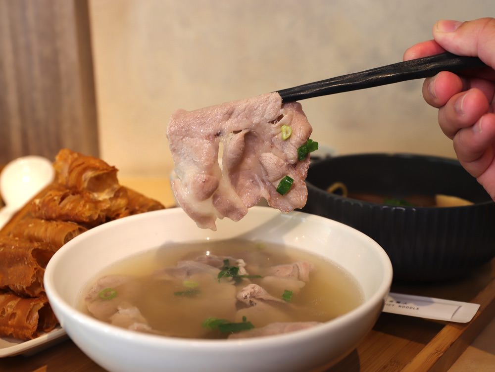 放下麵子麻辣麵舖：台南文青牛肉麵店/放下面子，一個人獨享也很可以的麻辣牛肉麵/不吃牛，也能吃豬肉/不吃辣，可選清燉湯｜台南必吃必喝牛肉湯