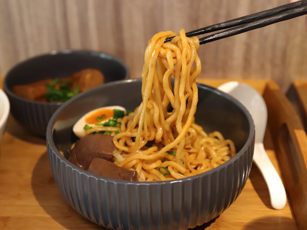 放下麵子麻辣麵舖：台南文青牛肉麵店/放下面子，一個人獨享也很可以的麻辣牛肉麵/不吃牛，也能吃豬肉/不吃辣，可選清燉湯｜台南必吃必喝牛肉湯