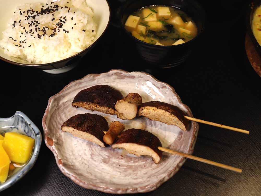 皋月當代日式料理：超划算個人定食套餐均一價200元，就能一次品嘗到六道餐點，美味大份量/台南超高CP值日本料理.消費集點送餐點