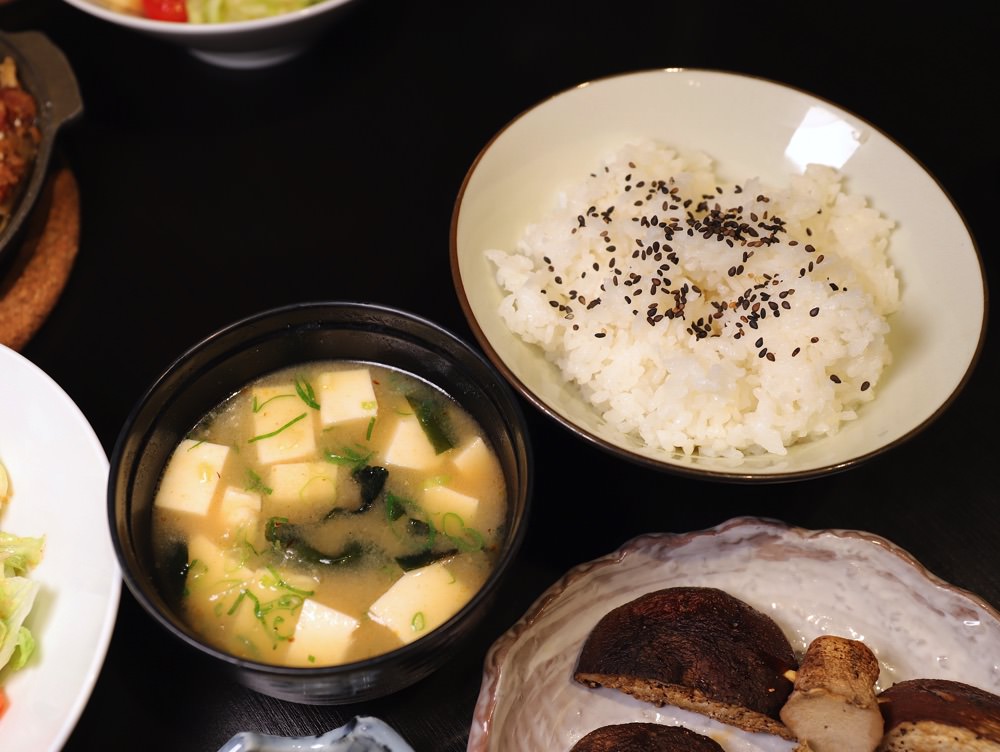 皋月當代日式料理：超划算個人定食套餐均一價200元，就能一次品嘗到六道餐點，美味大份量/台南超高CP值日本料理.消費集點送餐點