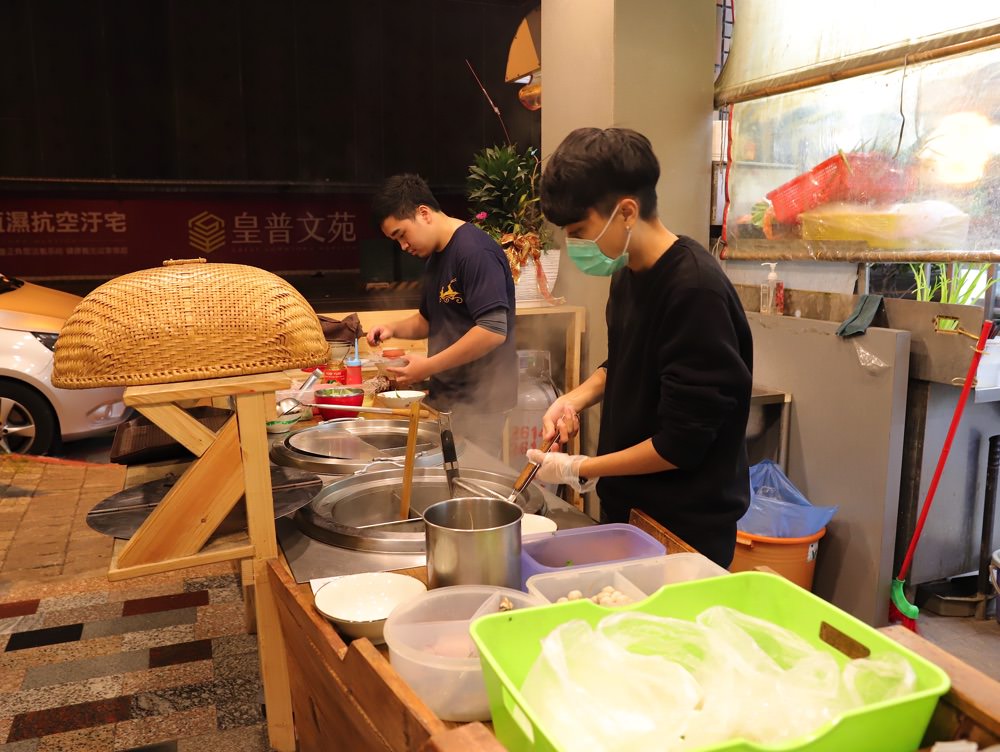 一口麵 Yi kou boat noodle：來自泰國的正宗泰國船麵.一口麵/全台唯一的泰國一口麵！不用飛泰國，台南就能吃到了!!!｜台南異國料理/泰國料理