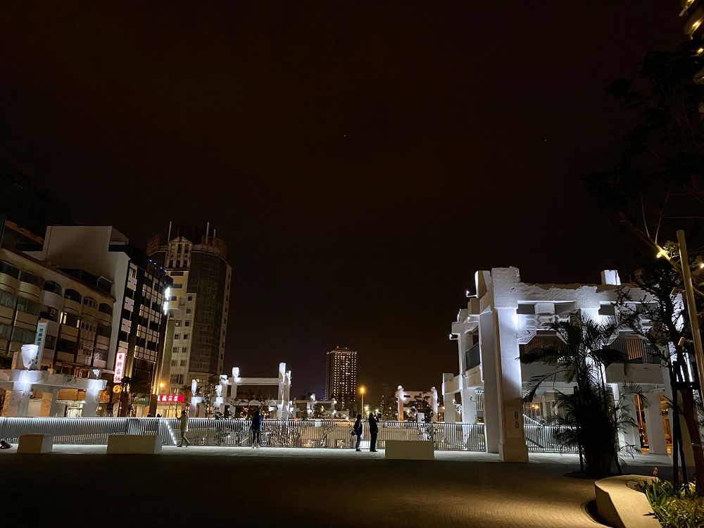 河樂廣場The Spring：重生後的中國城，變身為絕美潟湖景色.親子親水遊樂廣場/夜景全拍攝/台南最新打卡點/富比世評鑑-世界七大令人期待公園｜蘋果手機-iPhone 11 pro-max夜景拍攝開箱.周邊美食推薦