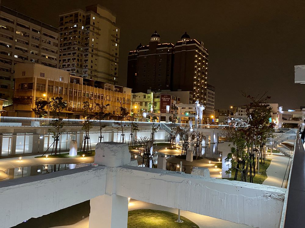 河樂廣場The Spring：重生後的中國城，變身為絕美潟湖景色.親子親水遊樂廣場/夜景全拍攝/台南最新打卡點/富比世評鑑-世界七大令人期待公園｜蘋果手機-iPhone 11 pro-max夜景拍攝開箱.周邊美食推薦