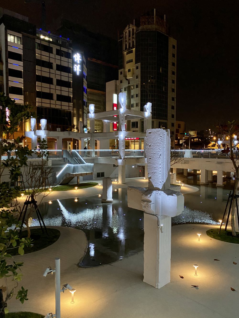 河樂廣場The Spring：重生後的中國城，變身為絕美潟湖景色.親子親水遊樂廣場/夜景全拍攝/台南最新打卡點/富比世評鑑-世界七大令人期待公園｜蘋果手機-iPhone 11 pro-max夜景拍攝開箱.周邊美食推薦