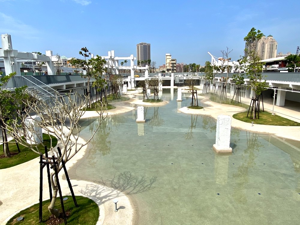 河樂廣場The Spring：重生後的中國城，變身為絕美潟湖景色.親子親水遊樂廣場/夜景全拍攝/台南最新打卡點/富比世評鑑-世界七大令人期待公園｜蘋果手機-iPhone 11 pro-max夜景拍攝開箱.周邊美食推薦