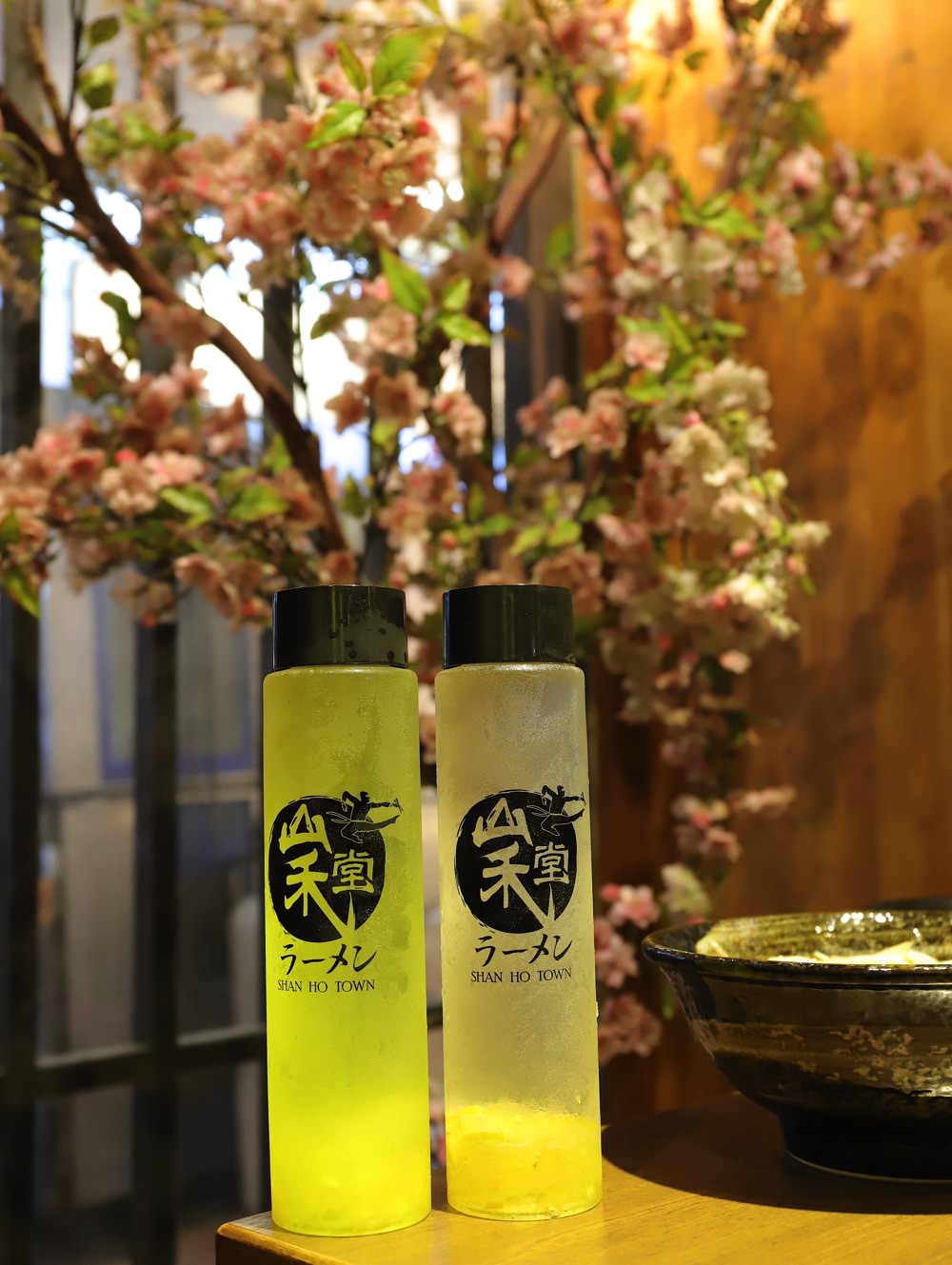 山禾堂拉麵：新菜單推出-全台首創雞佛拉麵，一碗拉麵讓你體力補好補滿/大蝦抱煎餃，整尾大蝦藏身在煎餃中，蝦味十足!!!/個人大推甜點-黑人桑波的小部落，炸冰淇淋美味又可愛｜免費加麵2次/近台南好市多