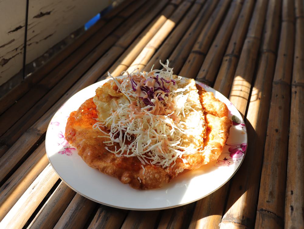炸蛋蔥油餅-竹力亭：台南最厲害的炸蛋蔥油餅底家！超大雞排、台南虱目魚條給它夾進去，變成全台最厚、最大份的蔥油餅，挑戰你的張口極限!｜台南永康區美食.台南午茶推薦