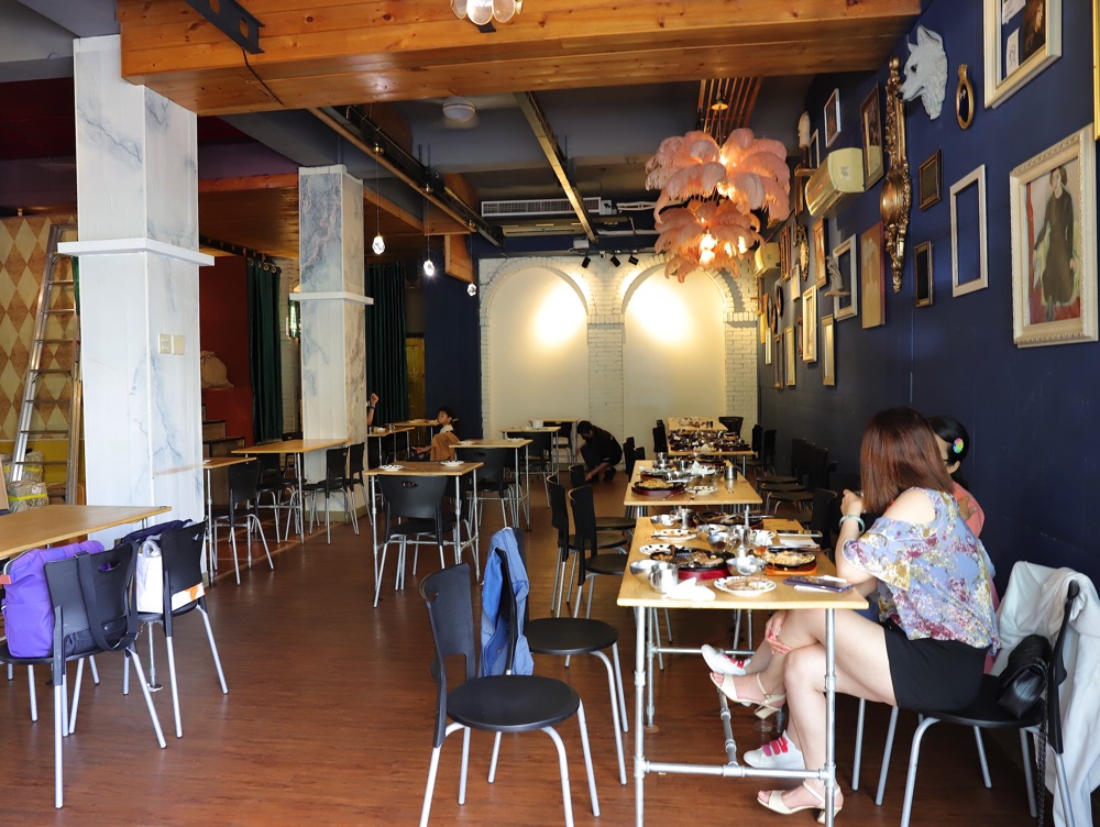 19House炙燒牛排 嘉義宜年店：嘉義火車站附近的人氣牛排店，還有迷你自助吧，濃湯麵包飲品沙拉.珍珠奶茶任你喝！網美打卡場景又美又好拍｜嘉義聚餐餐廳推薦.嘉義牛排推薦