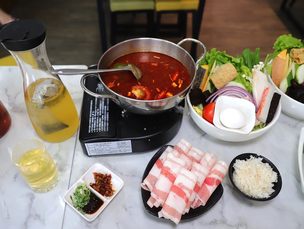 食星南洋火鍋：台南南洋料理餐廳，火鍋.炒飯通通有，飲料-義豐冬瓜茶.冷泡茶-無限暢飲，每月打卡活動/消費滿千就送店家特製萬能沾醬-蓁好拌南洋拌醬