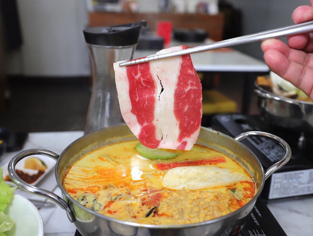 食星南洋火鍋：台南南洋料理餐廳，火鍋.炒飯通通有，飲料-義豐冬瓜茶.冷泡茶-無限暢飲，每月打卡活動/消費滿千就送店家特製萬能沾醬-蓁好拌南洋拌醬