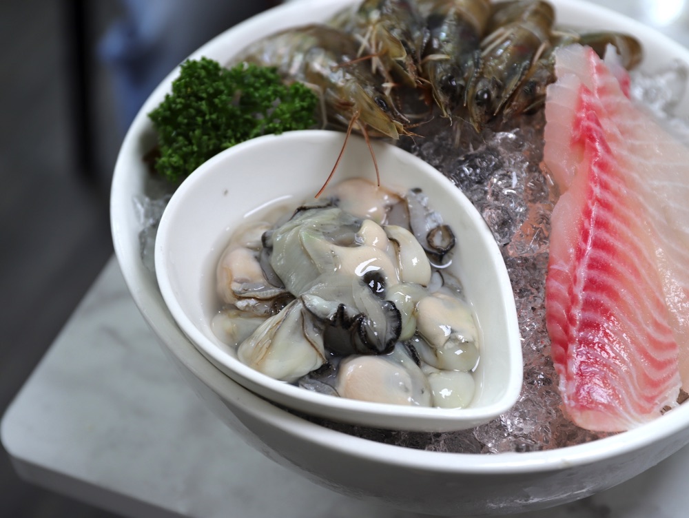食星南洋火鍋：台南南洋料理餐廳，火鍋.炒飯通通有，飲料-義豐冬瓜茶.冷泡茶-無限暢飲，每月打卡活動/消費滿千就送店家特製萬能沾醬-蓁好拌南洋拌醬