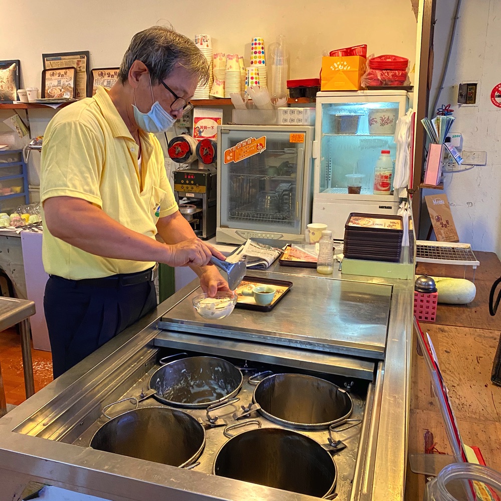 鹽田屋-豆花鬆餅：台南五妃街的豆花老店，銅板價豆花、生活小確幸，喜歡那糖漿的甜甜滋味