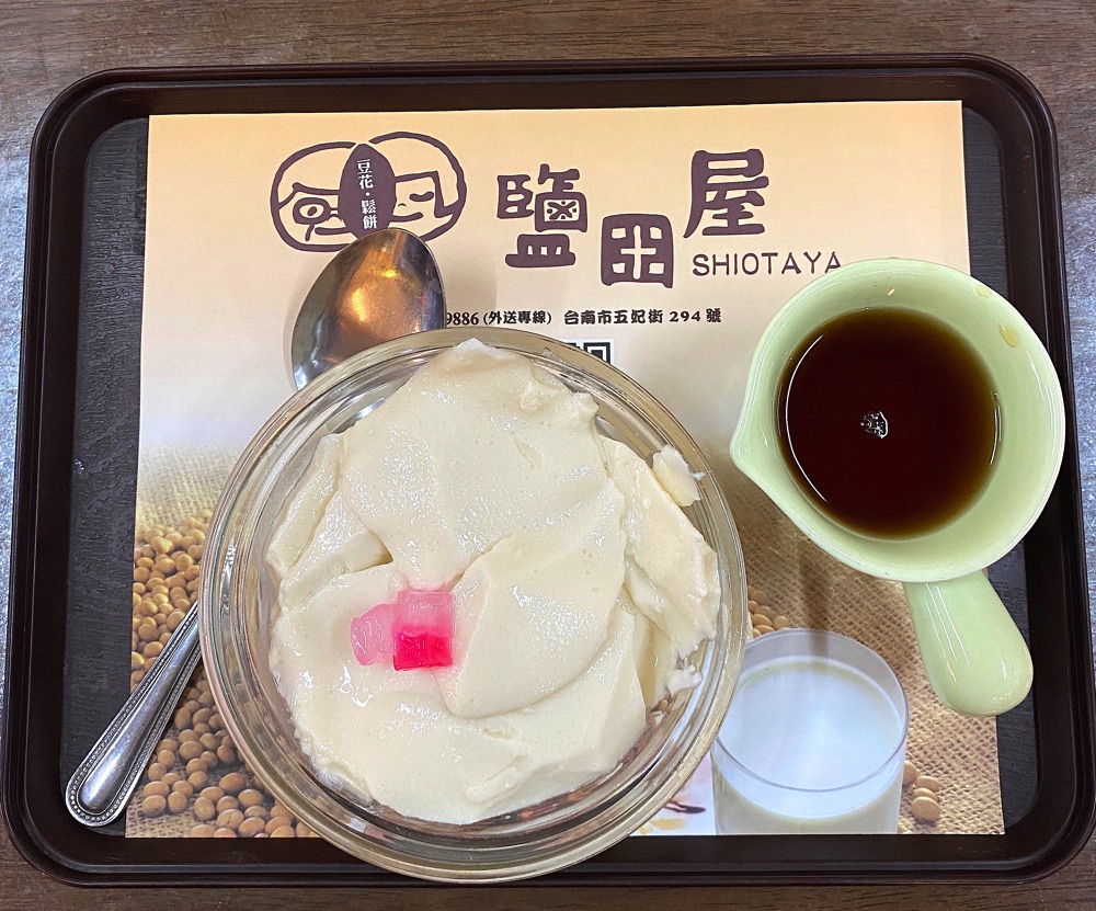 鹽田屋-豆花鬆餅：台南五妃街的豆花老店，銅板價豆花、生活小確幸，喜歡那糖漿的甜甜滋味