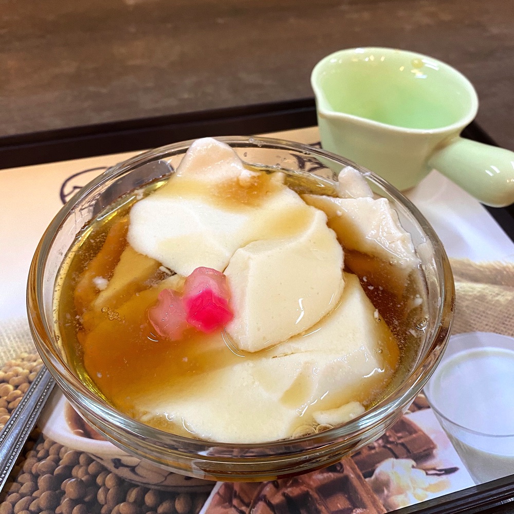 鹽田屋-豆花鬆餅：台南五妃街的豆花老店，銅板價豆花、生活小確幸，喜歡那糖漿的甜甜滋味