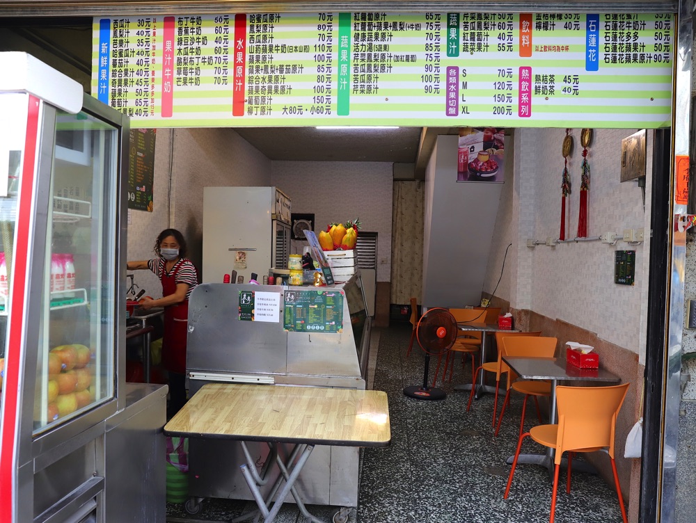 農專蔬果汁：台南巷弄的隱密水果店，在地人才知道的果汁老店/夏季限定的芒果冰大碗、又甜又美味